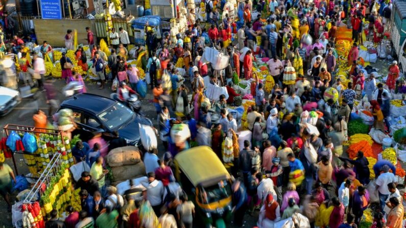 Esta foto tirada em 23 de outubro de 2022 mostra pessoas andando por um mercado em Bangalore. - A população global ultrapassará o nível simbólico de 8 bilhões em 15 de novembro, segundo a ONU (Foto de MANJUNATH KIRAN/AFP via Getty Images)