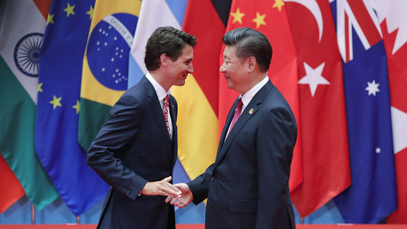 O presidente chinês Xi Jinping (à direita) aperta as mãos do primeiro-ministro canadense Justin Trudeau para a Cúpula do G20 em 4 de setembro de 2016 em Hangzhou, China (Foto de Lintao Zhang/Getty Images)
