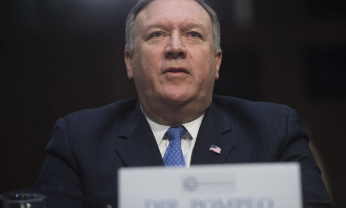 O então diretor da CIA, Mike Pompeo, testemunha sobre ameaças mundiais durante uma audiência do Comitê de Inteligência do Senado no Capitólio, em Washington, em 13 de fevereiro de 2018 (Saul Loeb/AFP via Getty Images)