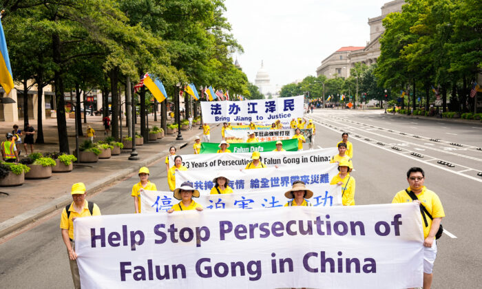 Praticantes do Falun Gong marcham pela Pennsylvania Avenue para marcar o 23º ano da perseguição do Partido Comunista Chinês à prática espiritual na China, em Washington, em 21 de julho de 2022. (Larry Dye/ The Epoch Times)