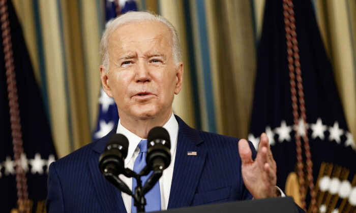 O presidente dos EUA, Joe Biden, discursa no State Dining Room da Casa Branca em Washington em 9 de novembro de 2022. (Samuel Corum/Getty Images)
