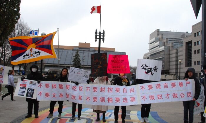Um grupo de estudantes e dissidentes chineses realiza uma manifestação para mostrar apoio aos manifestantes na China contra as políticas de COVID-zero de Pequim e pede o fim do Partido Comunista Chinês, em Toronto, em 19 de novembro de 2022. (Michelle Hu / The Epoch Times )