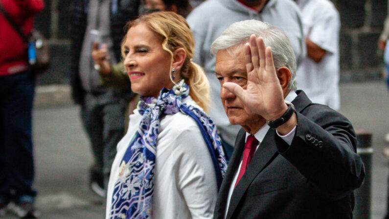 O presidente do México, Andrés Manuel Lopez Obrador chega com sua esposa, Beatriz Gutierrez Müller a um local de votação em 6 de junho de 2021, na Cidade do México. (Foto por Manuel Velasquez/Getty Images)MEXICO CITY, MEXICO - JUNE 06: President of Mexico Andres Manuel Lopez Obrador arrives with his wife Beatriz Gutierrez Müller at the polling place to vote on June 06, 2021 in Mexico City, Mexico. A record number of 93.5 million citizens are able to vote today in the largest election in the country's history. 500 deputies, governors in 15 states and  20,000 local authorities will be elected. During the campaign, 35 candidates were reported murdered. (Photo by Manuel Velasquez/Getty Images)