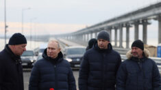 Putin inspeciona pessoalmente a reconstruída ponte da Crimeia