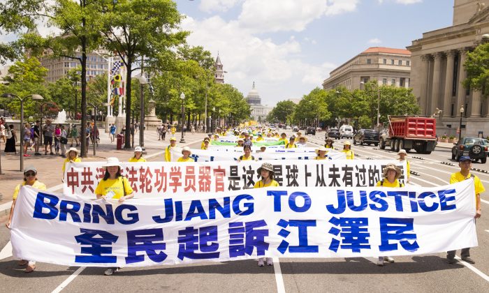 Os praticantes do Falun Gong marcham em Washington em 14 de julho de 2016, pedindo que Jiang Zemin, o ex-ditador que instigou a perseguição ao Falun Gong na China, seja levado à justiça. (Larry Dye/Epoch Times)