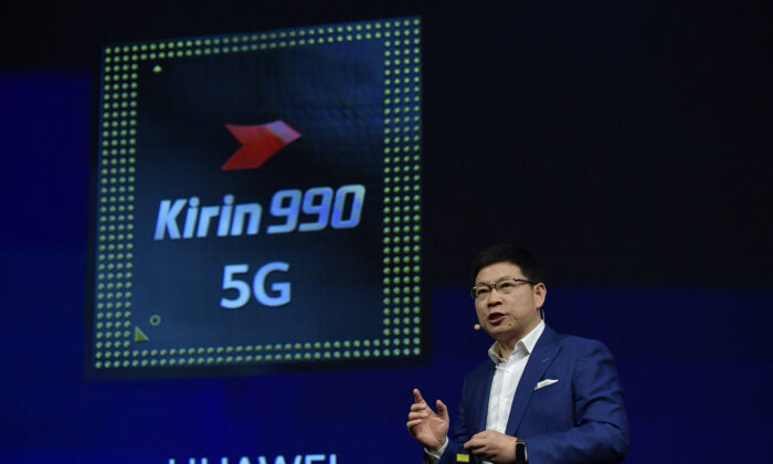 Richard Yu (Yu Chengdong), chefe de negócios de consumo da Huawei, fala durante a apresentação de um conjunto de chips Kirin 990 5G na feira internacional de eletrônicos e inovação IFA em Berlim em 6 de setembro de 2019. (Tobias Schwarz/AFP via Getty Images)