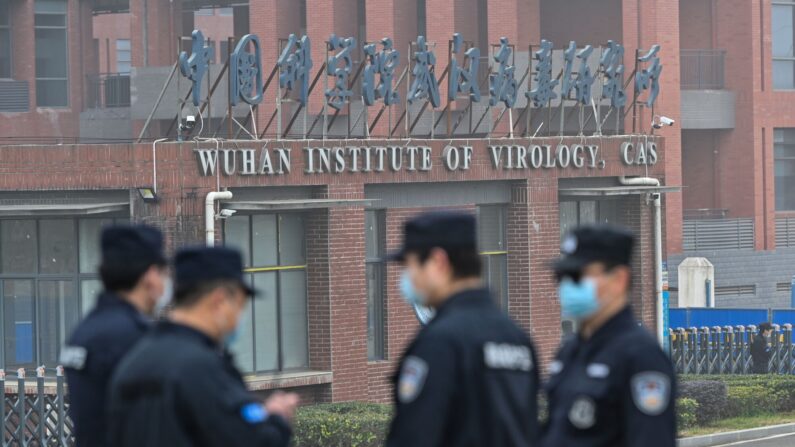 Guardas vigiam o exterior do Instituto de Virologia de Wuhan enquanto membros do time da Organização Mundial da Saúde (OMS) responsável por investigar as origins do coronavírus causador da COVID-19 visitam o Instituto na província de Hubei, região central da China, em 3 de fevereiro de 2021. (Hector RETAMAL/AFP via Getty Images)