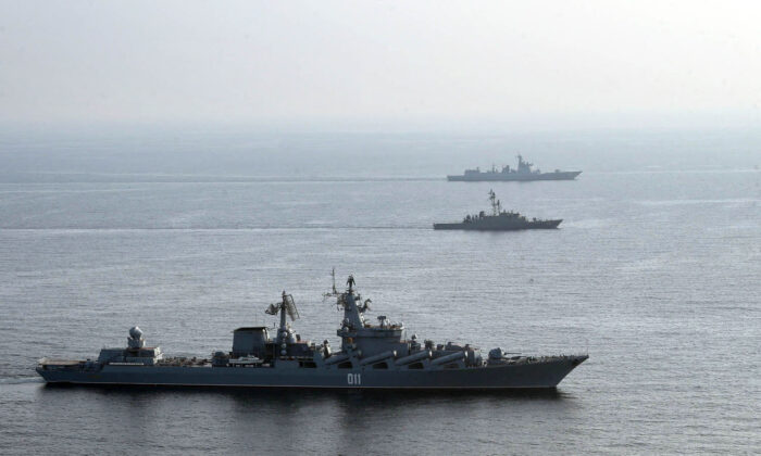 Navios de guerra iranianos, russos e chineses durante um exercício militar conjunto no oceano Índico em uma foto de arquivo sem data (Escritório do Exército iraniano/AFP via Getty Images)