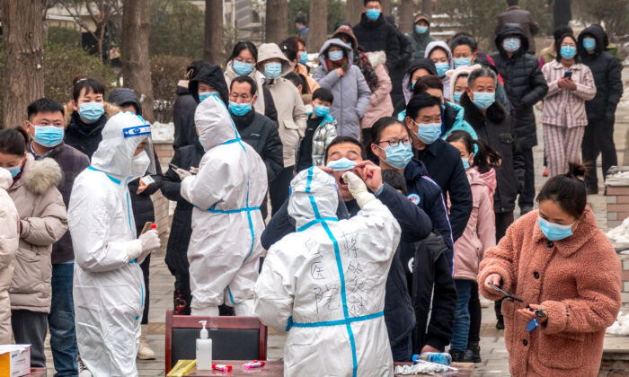 Moradores fazem fila para fazer de PCR para COVID-19 em Anyang, na província de Henan, no centro da China, em 26 de janeiro de 2022 (STR/AFP via Getty Images)
