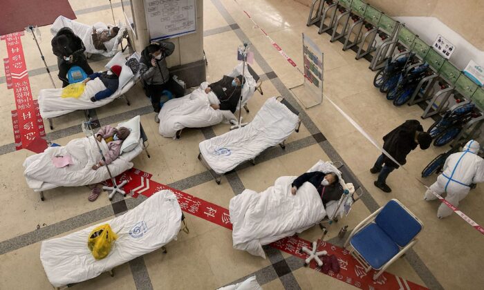 Pacientes infectados com coronavírus repousam em leitos no lobby do Hospital Popular No. 5 de Chongqing, na cidade de Chongqing, sudoeste da China, em 23 de dezembro de 2022. (Noel Celis/AFP via Getty Images)