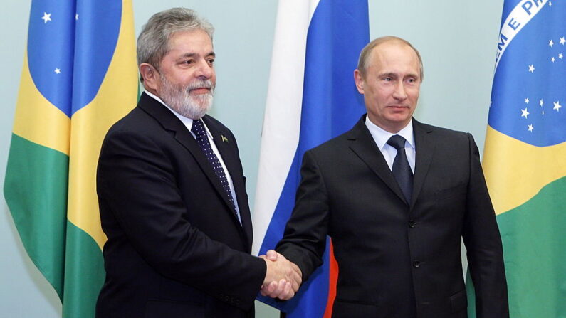 Vladimir Putin cumprimenta o então presidente brasileiro Luiz Inácio Lula da Silva durante reunião em 14 de maio de 2010 em Moscou (Foto ALEXEI DRUZHININ/AFP via Getty Images)