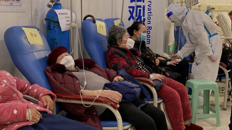 Pacientes com coronavírus COVID-19 descansam no Segundo Hospital Afiliado da Universidade de Medicina de Chongqing, na cidade de Chongqing, no sudoeste da China, em 23 de dezembro de 2022. (Noel CELIS / AFP)
