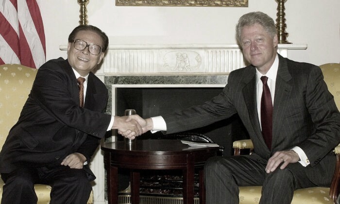 O presidente dos EUA, Bill Clinton (à direita), encontra-se com o líder chinês Jiang Zemin em 8 de setembro de 2000, em Nova Iorque, NY (JOYCE NALTCHAYAN/AFP via Getty Images)