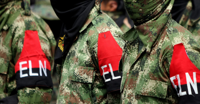 Vista de guerrilheiros com a insígnia do Exército de Libertação Nacional (ELN), em fotografia de arquivo (EFE/Christian Escobar Mora)