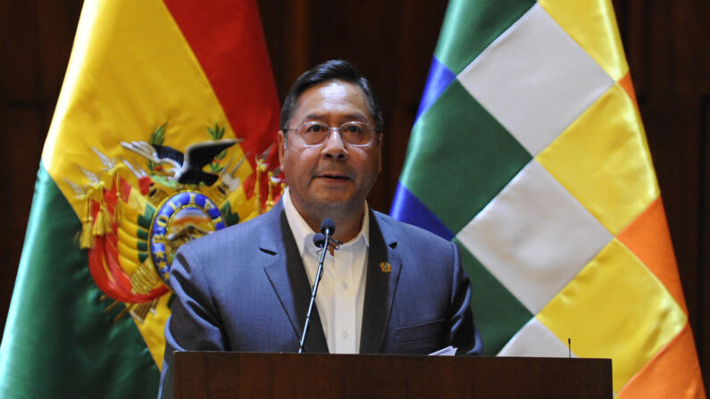 O presidente da Bolívia, Luis Arce, discursa durante a apresentação do relatório do Grupo Interdisciplinar de Especialistas Independentes (GIEI) sobre as ações após a renúncia e fuga de Evo Morales devido aos resultados eleitorais em outubro de 2019, no Auditório do Banco Central da Bolívia em La Paz, em agosto 17 de 2021.
