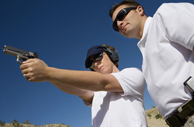 Treinamento com arma de fogo (Shutterstock)