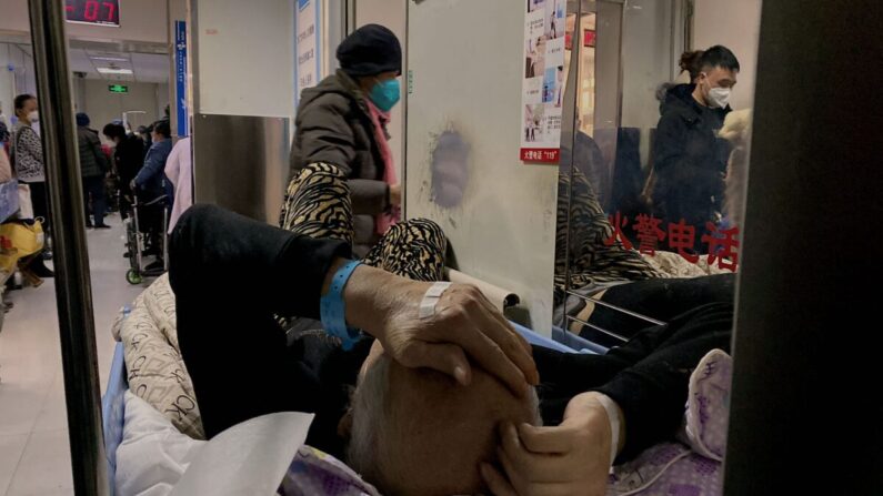 Um paciente com COVID-19 em uma maca no Tianjin First Center Hospital em Tianjin, China, em 28 de dezembro de 2022. (Noel Celis/AFP via Getty Images)