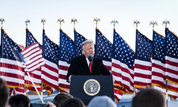 O presidente Donald Trump fala com apoiadores antes de embarcar no Força Aérea Um pela última vez como presidente na Base Conjunta de Andrews, Maryland, em 20 de janeiro de 2021. (Pete Marovich/Pool/Getty Images)