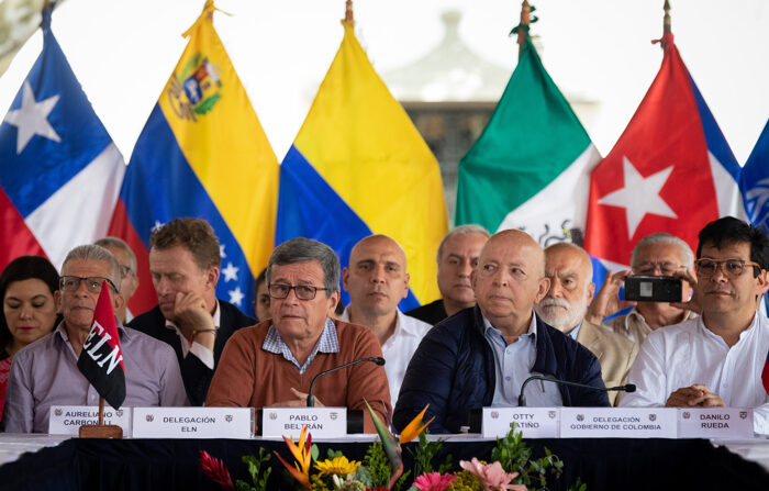A partir da esquerda, os representantes do Exército de Libertação Nacional (ELN) Aureliano Carbonell e Pablo Beltrán e do Governo da Colômbia Otty Patiño e Danilo Rueda participam de declaração conjunta, em Caracas (Venezuela) (EFE/Rayner Peña)