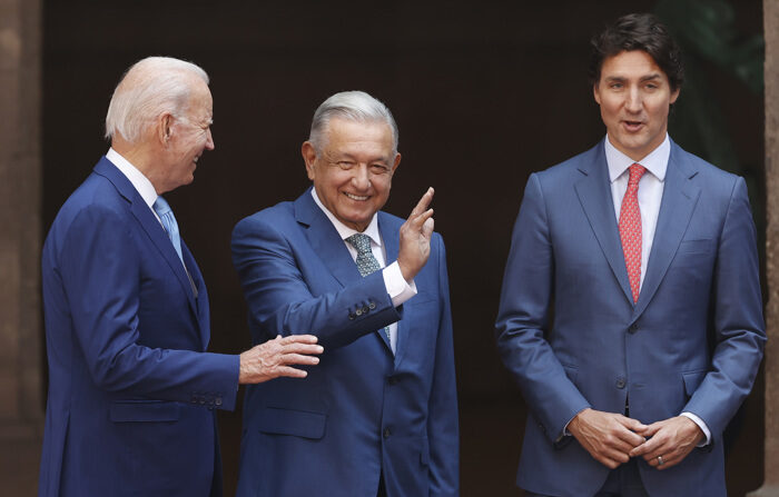 Os presidentes do México, Andrés Manuel López Obrador (C), dos Estados Unidos, Joe Biden (E), e o primeiro-ministro do Canadá, Justin Trudeau, se reúnem hoje no Palácio Nacional da Cidade do México (EFE/José Méndez)