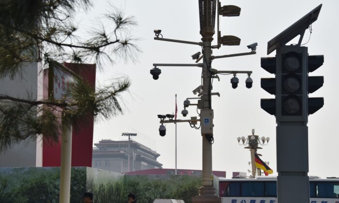 Câmeras de vigilância em uma esquina da Praça da Paz Celestial em Pequim em 6 de setembro de 2019 (Greg Baker/AFP/Getty Images)