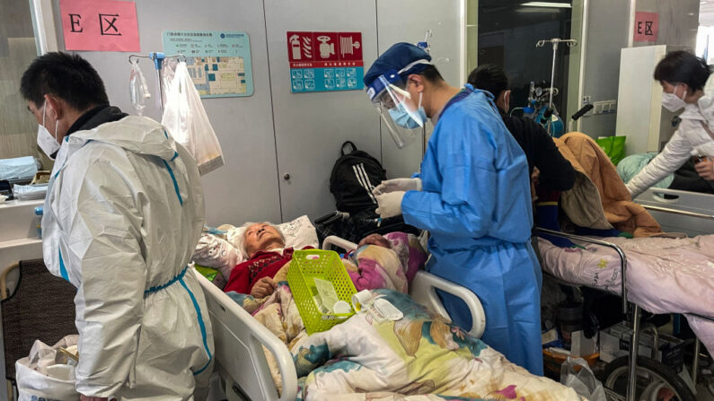 Pacientes em macas são atendidos no hospital Tongren em Xangai em 3 de janeiro de 2023 (Foto de HECTOR RETAMAL/AFP via Getty Images)