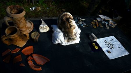 Objetos antigos encontrados perto das Termas de Caracalla em Roma