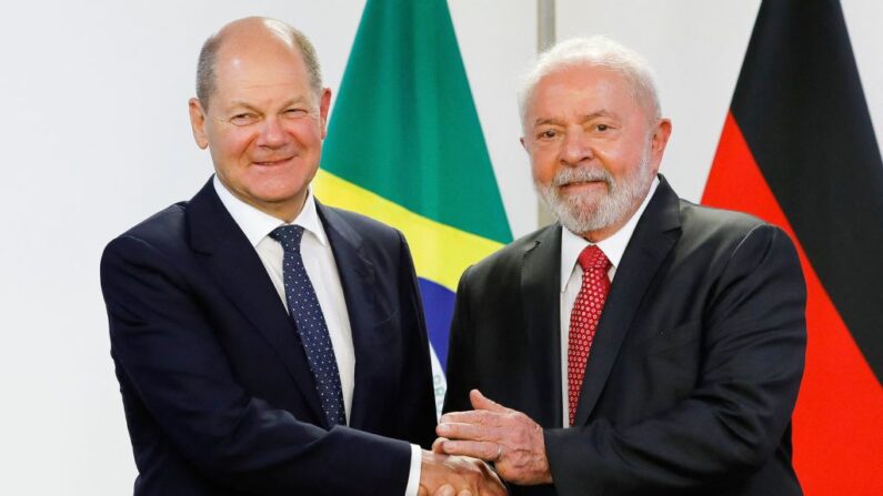 O presidente brasileiro Luiz Inácio Lula da Silva (D) cumprimenta o chanceler alemão Olaf Scholz (E) durante uma reunião no Palácio do Planalto, em Brasília, em 30 de janeiro de 2023 (Foto de SERGIO LIMA/AFP via Getty Images)