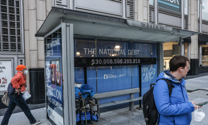 Um outdoor da Fundação Peterson exibindo a dívida nacional é retratado na 11th Street em Washington em 8 de fevereiro de 2022. (Jemal Countess/Getty Images para Peter G. Peterson Foundation)
