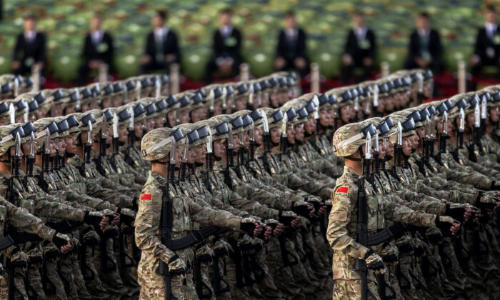 Soldados chineses passam pela Praça da Paz Celestial antes de um desfile militar em Pequim, China, em 3 de setembro de 2015 (Kevin Frayer/Getty Images)