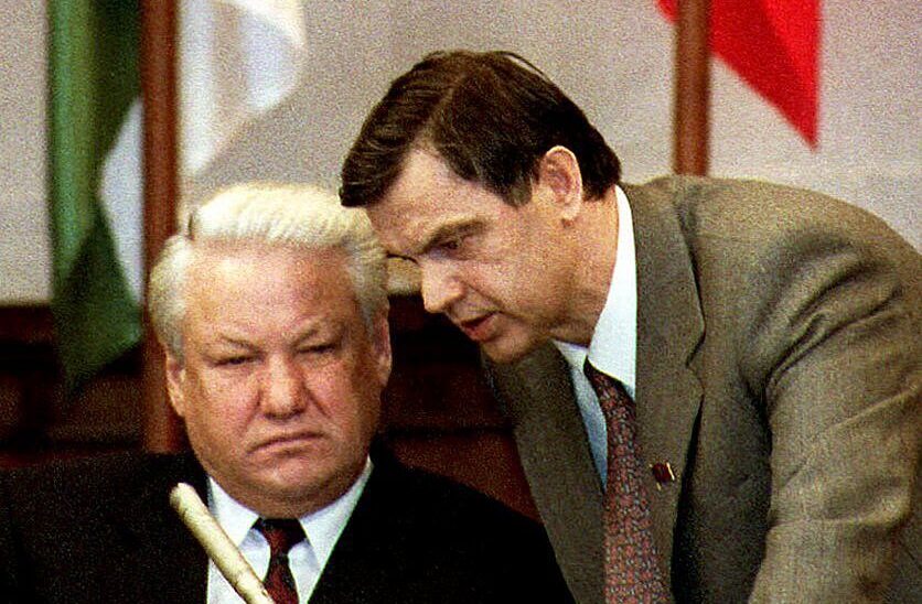 O presidente russo Boris Yeltsin (à esquerda) e o presidente do Parlamento Ruslan Khasbulatov (à direita) conversam durante a sessão de emergência do Congresso dos Deputados do Povo em 26 de março de 1993 em Moscou (o crédito da foto deve ser YURIN/AFP via Getty Images)