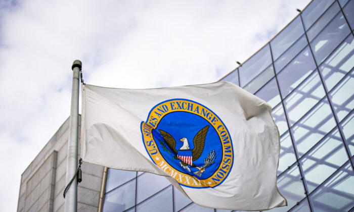 Uma bandeira do lado de fora da sede da Comissão de Valores Mobiliários dos EUA em Washington em 23 de fevereiro de 2022 (Al Drago/Bloomberg via Getty Images)