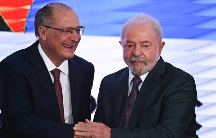 O Presidente da República, Luiz Inácio Lula da Silva (R), cumprimenta o Vice-Presidente Geraldo Alckmin, durante cerimônia de posse do novo Ministro do Desenvolvimento, Indústria, Comércio e Serviços, hoje no Palácio do Planalto, em Brasília (EFE/ André Borges )
