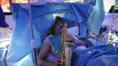 Músico toca saxofone durante cirurgia cerebral de 9 horas