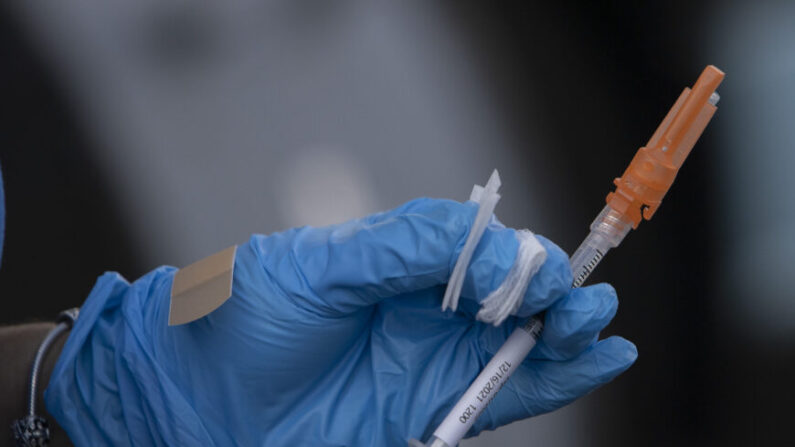Um profissional de saúde se prepara para administrar uma vacina Pfizer COVID-19 em Miami, Flórida, em uma imagem de arquivo. (Joe Raedle/Getty Images)