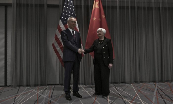 A secretária do Tesouro dos EUA, Janet Yellen, e o vice-primeiro-ministro chinês, Liu He, e suas respectivas delegações aguardam a reunião em Zurique, em 18 de janeiro de 2023. (Sebastien Bozon/AFP via Getty Images)