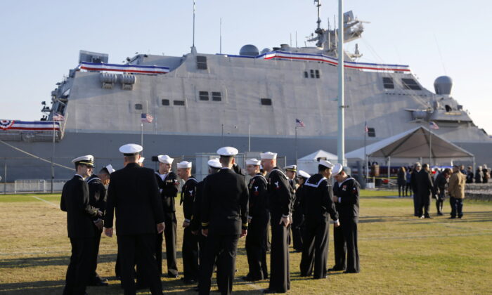 Os membros da tripulação do USS Sioux City, um navio de combate litorâneo da classe Freedom, se reúnem antes da cerimônia de comissionamento do navio, sábado, 17 de novembro de 2018, na Academia Naval dos EUA em Annapolis, Maryland (AP Photo/Patrick Semansky, arquivo)