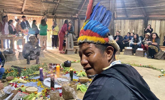 Indígenas da etnia Uitoto harmonizam a maloka hoje, em Bogotá (Colômbia) (EFE/ Maribel Arenas)
