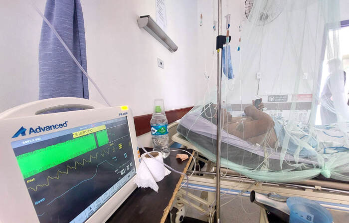 Paciente com dengue recebe tratamento em hospital, em foto de arquivo (EFE/Juan Carlos Torrejón)