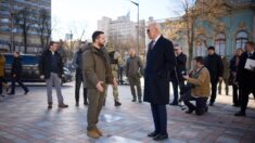Biden faz visita surpresa a Kiev e se encontra com Zelensky
