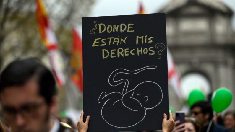 Um manifestante segura um cartaz representando um feto e lendo "Onde estão meus direitos?" durante a marcha antiaborto "Si a la vida" (Sim à vida) em 27 de março de 2022 em Madri (Foto de OSCAR DEL POZO,OSCAR DEL POZO CANAS/AFP via Getty Images)