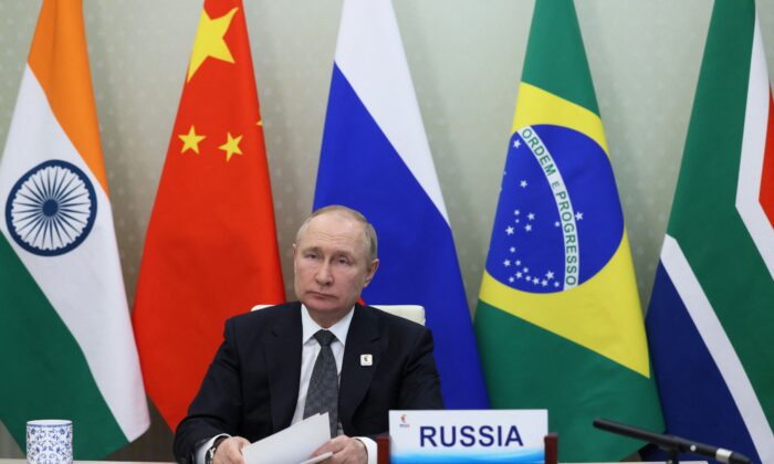 O presidente russo, Vladimir Putin, participa da XIV cúpula do BRICS em formato virtual por videochamada, em Moscou, em 23 de junho de 2022 (Mikhail Metzel/Sputnik/AFP via Getty Images)