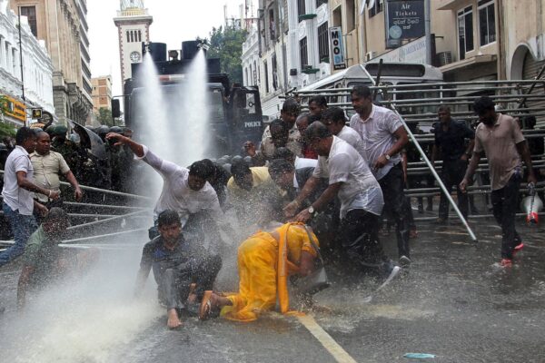 A polícia usa canhões de água para dispersar agricultores que participam de um protesto antigovernamental exigindo a renúncia do presidente do Sri Lanka, Gotabaya Rajapaksa, devido à crise econômica do país em Colombo, em 6 de julho de 2022.(-/AFP via Getty Images)
