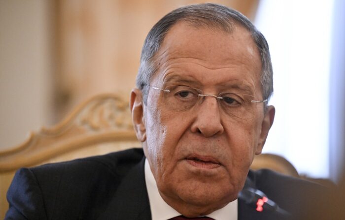 O ministro das Relações Exteriores da Rússia, Sergei Lavrov, participa de uma reunião em Moscou em 22 de fevereiro (EFE/EPA/Alexander Nemenov/Pool)