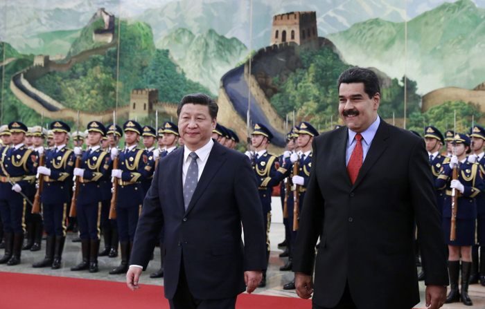 O líder do Partido Comunista Chinês, Xi Jinping (esq.), e seu homólogo venezuelano, Nicolás Maduro (dir.), em uma fotografia de arquivo (EFE/Andy Wong/Piscina)