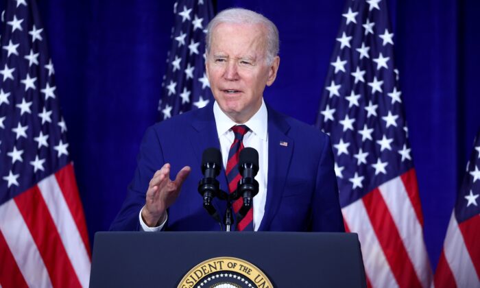 O presidente americano, Joe Biden, discursa no Boys and Girls Club de West San Gabriel Valley em Monterey Park, Califórnia, em 14 de março de 2023 (Mario Tama/Getty Images)