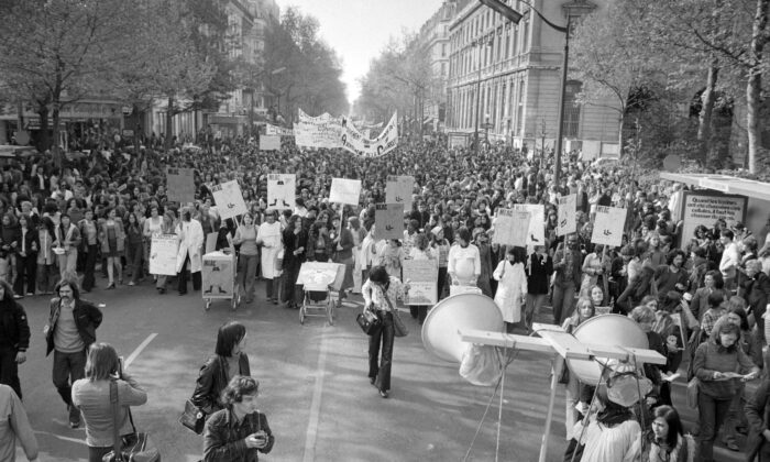 Com o movimento feminista bem encaminhado, mais de 3.000 pessoas protestam pela liberdade sexual, contracepção gratuita e liberdade do aborto em Paris em 21 de abril de 1974 (-/AFP via Getty Images)