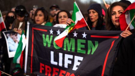 Polícia da Moralidade prende novamente mulheres nas ruas do Irã por não usarem véu