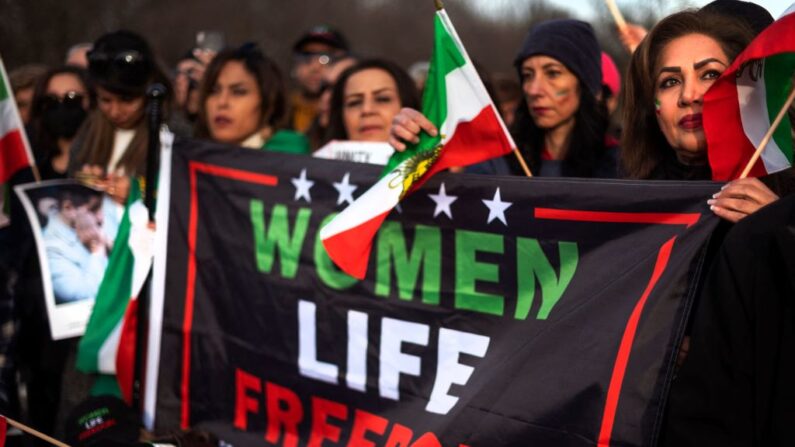 Pessoas ouvem palestrante durante manifestação para denunciar o regime iraniano e expressar apoio a manifestantes antigovernamentais no Irã, no Lincoln Memorial em Washington, DC, em 11 de fevereiro de 2023 (Foto de ROBERTO SCHMIDT/AFP via Getty Images)