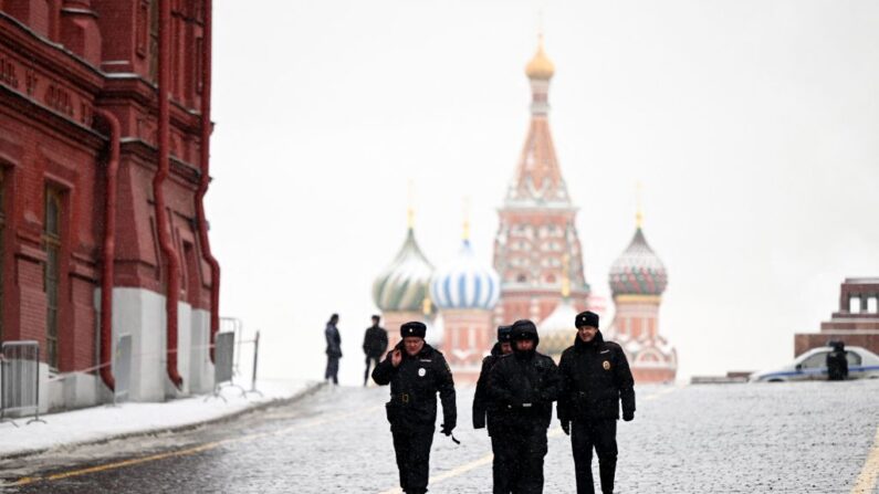 Policiais saem da Praça Vermelha vazia antes de uma cerimônia memorial para marcar o 70º aniversário da morte do falecido líder soviético Joseph Stalin em Moscou em 5 de março de 2023 (Foto de KIRILL KUDRYAVTSEV/AFP via Getty Images)